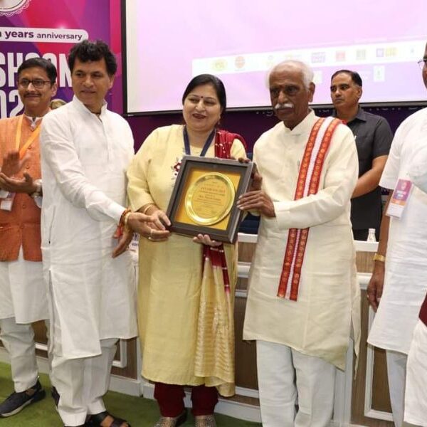 Immuno Life Pvt. Ltd. Director Mrs. Punam Gupta (Serial Entrepreneur cum Social Worker) got Ayushcon Excellence Awards from Hon’ble Haryana Governor Sh. Vandaru Datatrey
