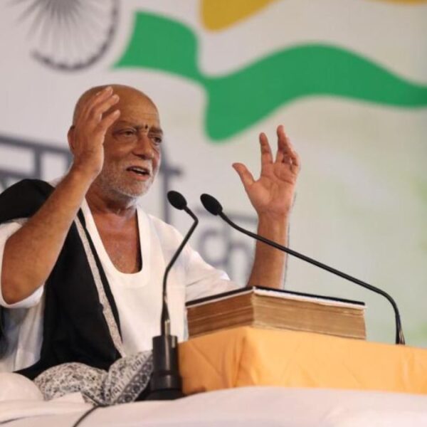 Morari Bapu Extends a Unifying Call to Sanatan Dharma Saints for the Kumbh Mela