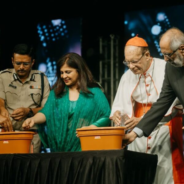 Thousands of Mumbai Christians celebrate Christmas with the theme of peace