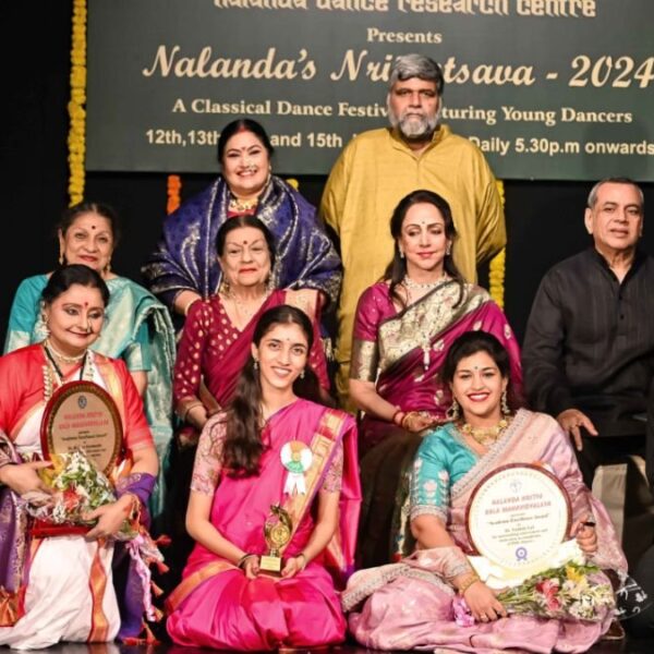 Nalanda Dance Research Centre DRM Uma Rele Present award to Actor Hema Malini & Paresh Rawal in Mumbai