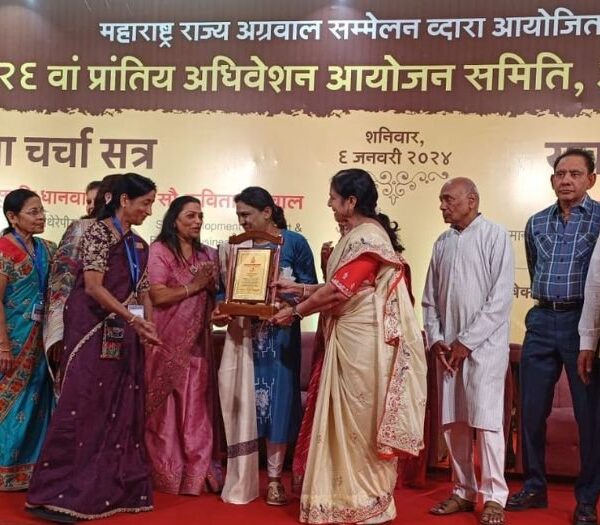 Dr. Surabhi Dhanwala’s Holistic Healing Attracts Attention at Agra Mahakumbh of Agarwal Community 2024