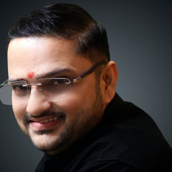 Renowned Astrologer Acharya Mukti plans to foray into Online Astrology with more than 10000 Astrologers