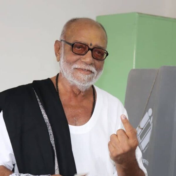 Renowned Spiritual Leader Morari Bapu Exemplifies Civic Duty, Casts Vote in Lok Sabha Elections